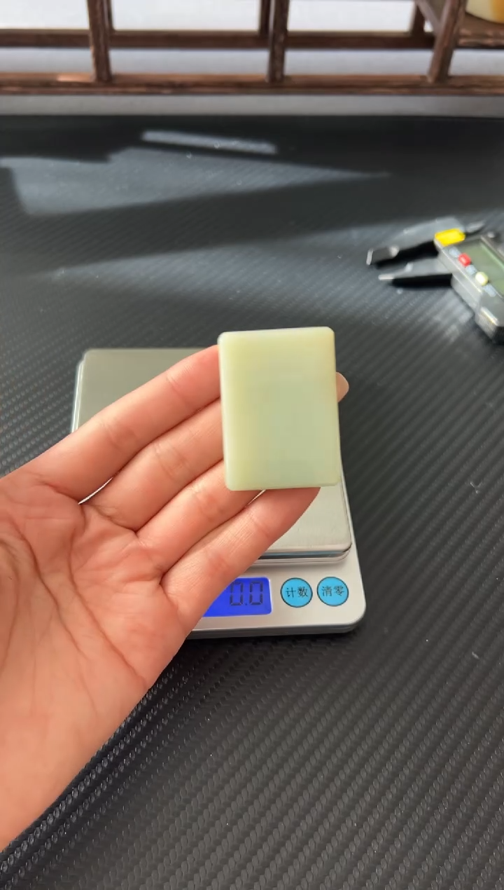 吊坠(赠链)未镶嵌和田玉且末微色差迪克兰二细吊坠K