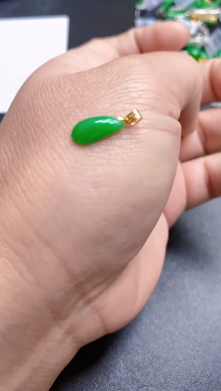 【闪购商品】翡翠颈饰18K金镶嵌吊坠