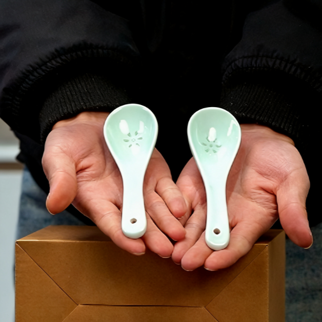 双边青釉玲珑缠枝莲 小汤勺一个