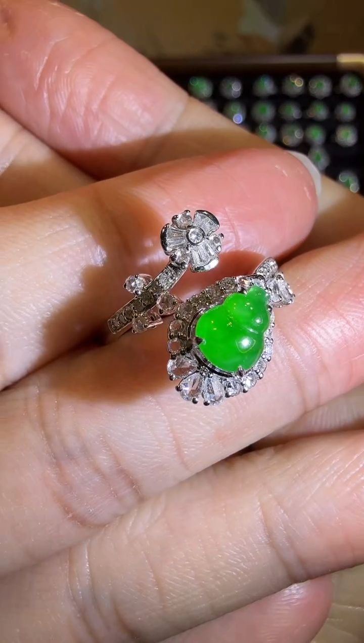 【闪购商品】翡翠戒指18K金镶嵌满绿葫芦