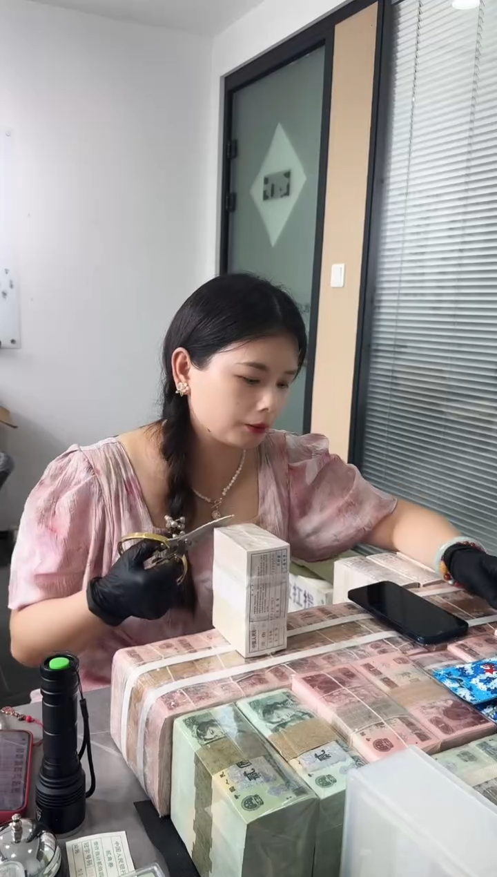 福利整刀百张连号  保真 不挑号 01 蓝精灵