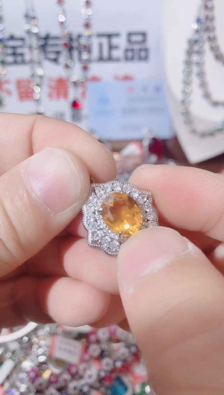 颈饰未镶嵌黄晶  