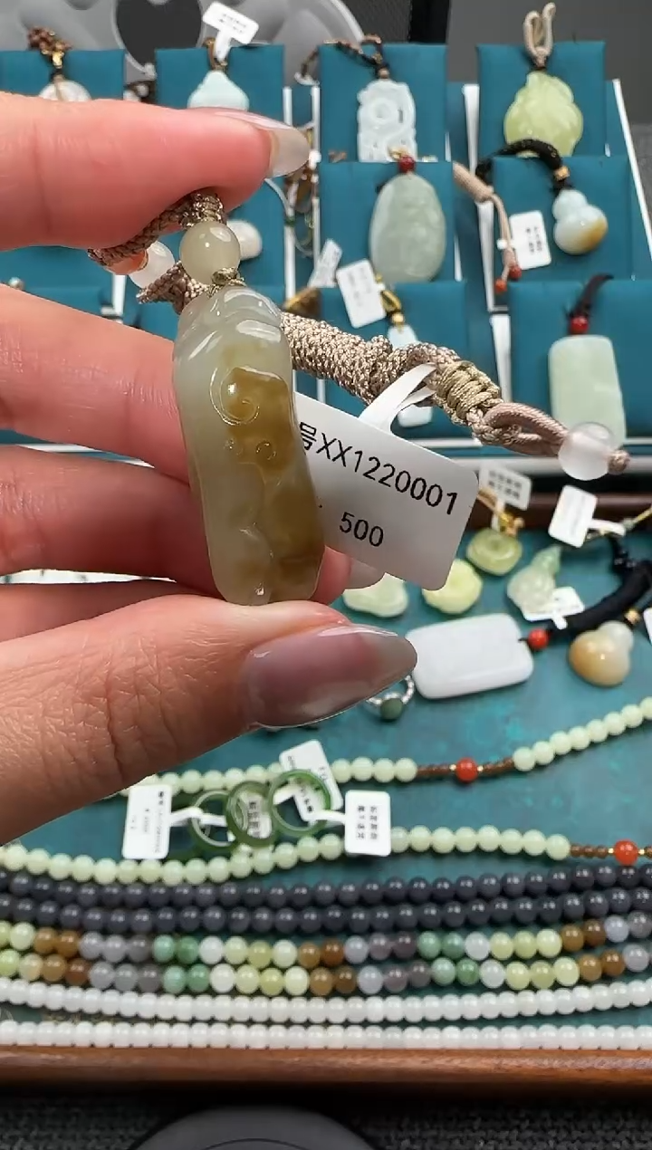 颈饰未镶嵌和田玉吊坠 XX