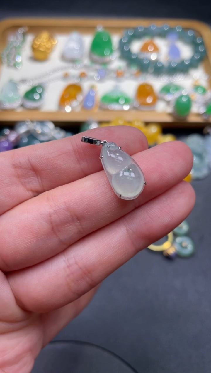 翡翠18K金镶嵌颈饰46.......