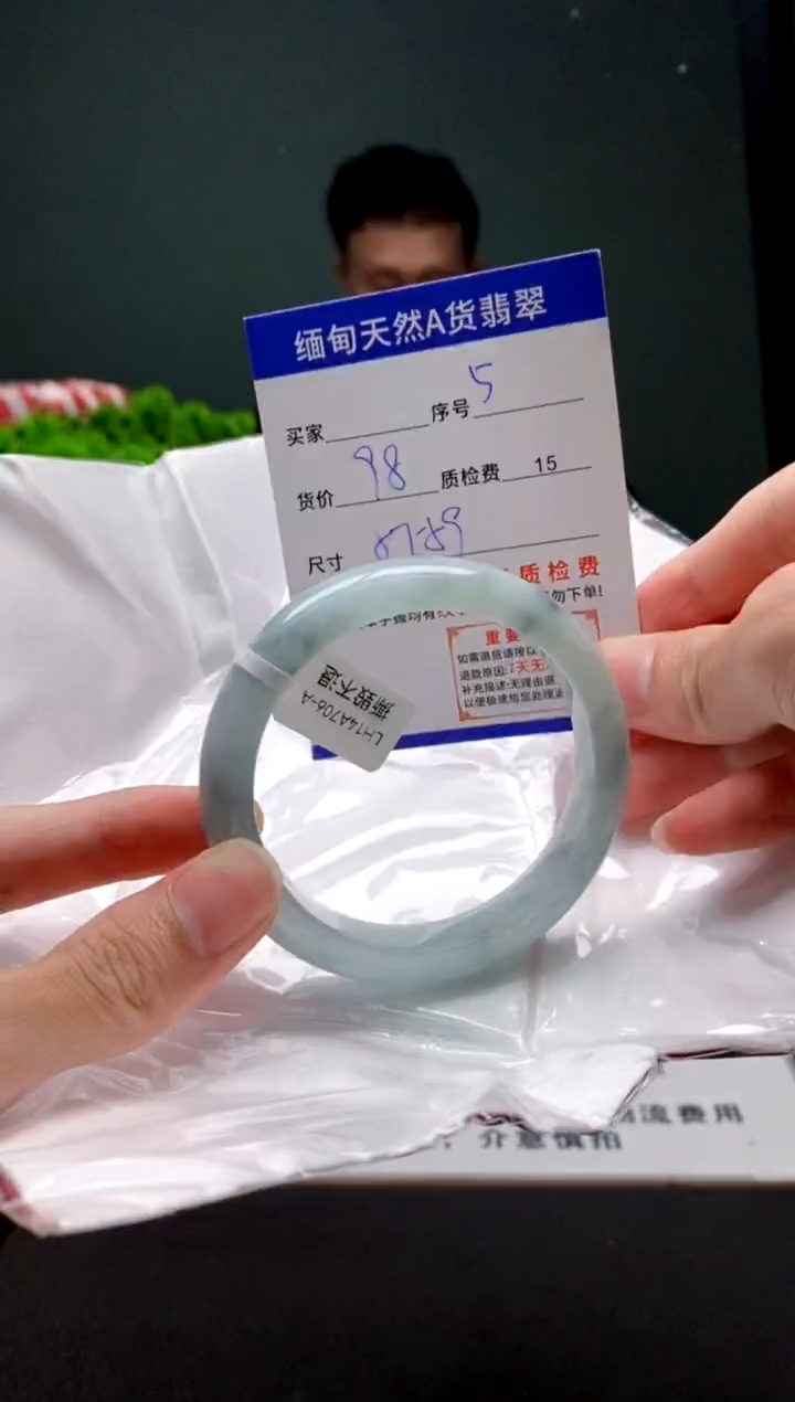 翡翠手镯未镶嵌5缅甸天然A货翡翠需包容瑕疵，介意慎拍