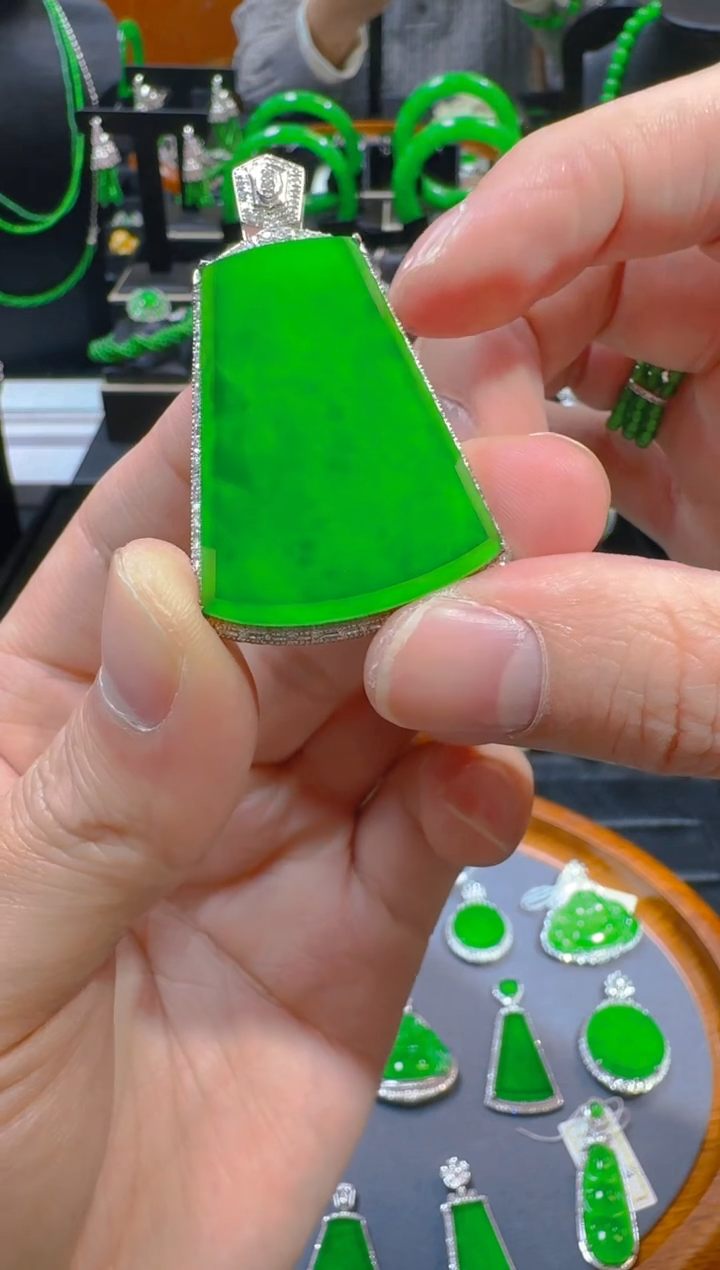 【闪购商品】翡翠吊坠(赠链)18K金镶嵌天然A货翡翠