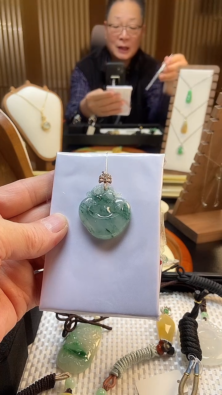 吊坠(不含链)18K金镶嵌翡翠正冰飘花如意锁-裸石高35.6宽35厚8.8