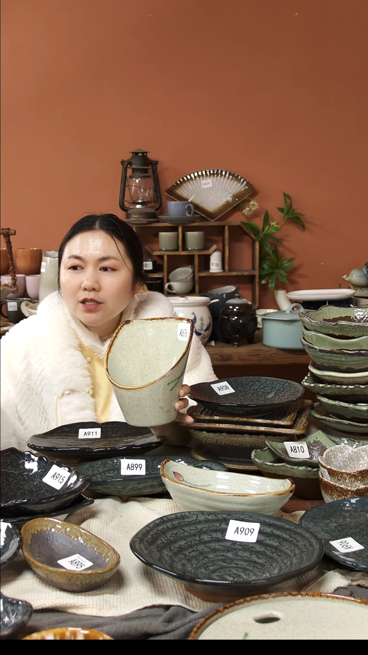 陶瓷仅****性A676 一只手绘荷花黑点高低筒子可能微瑕