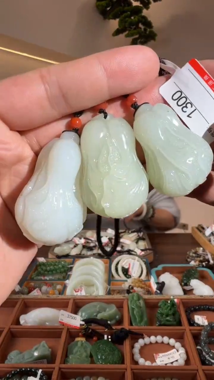 颈饰未镶嵌和田玉1多样性发货发其中一件