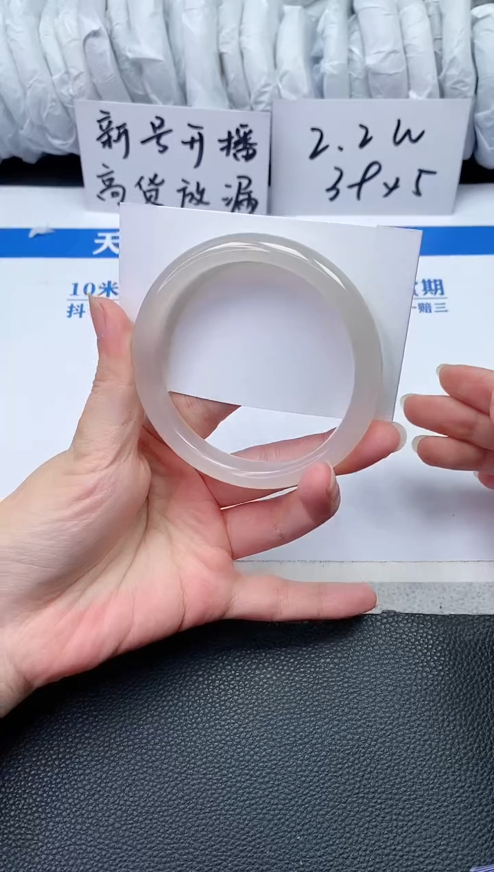 【闪购商品】石英质玉手镯未镶嵌Q938