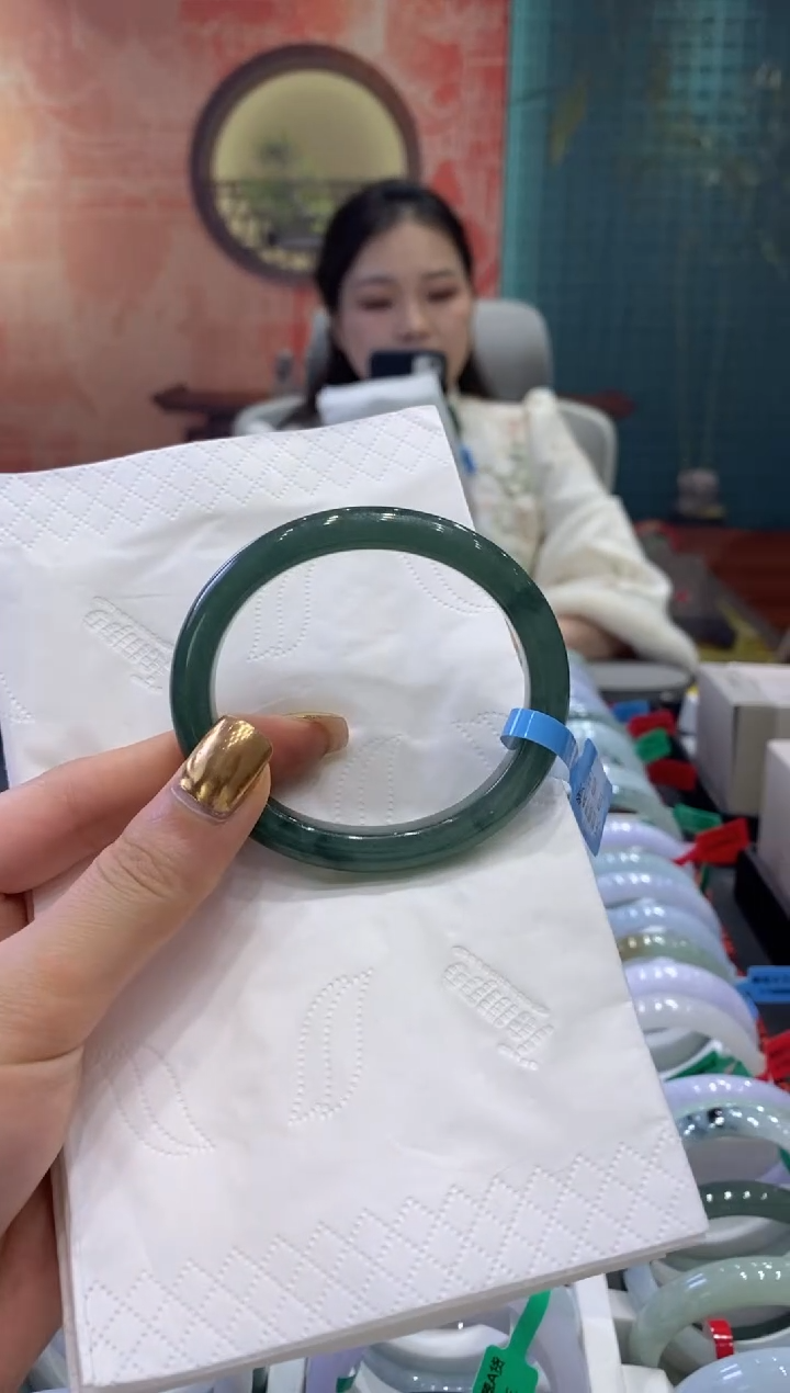 【闪购商品】翡翠手镯未镶嵌多人17772