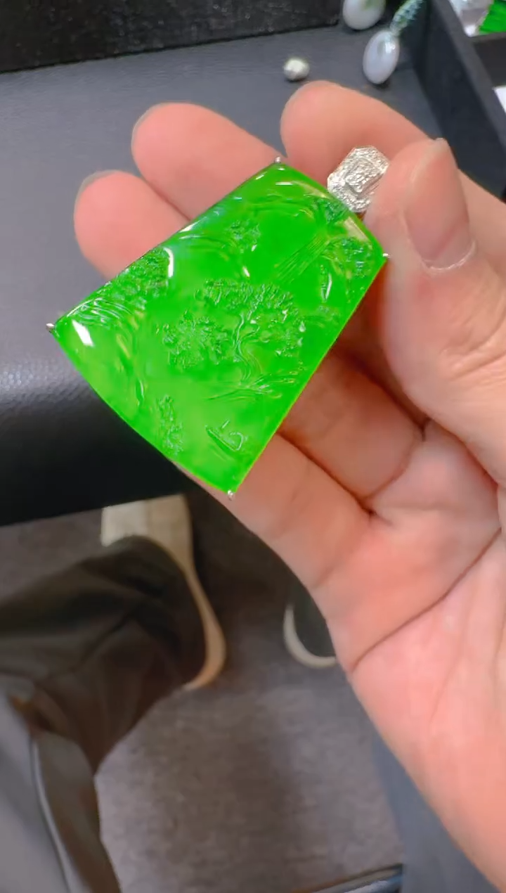 【闪购商品】翡翠吊坠(赠链)18K金镶嵌天然A货翡翠