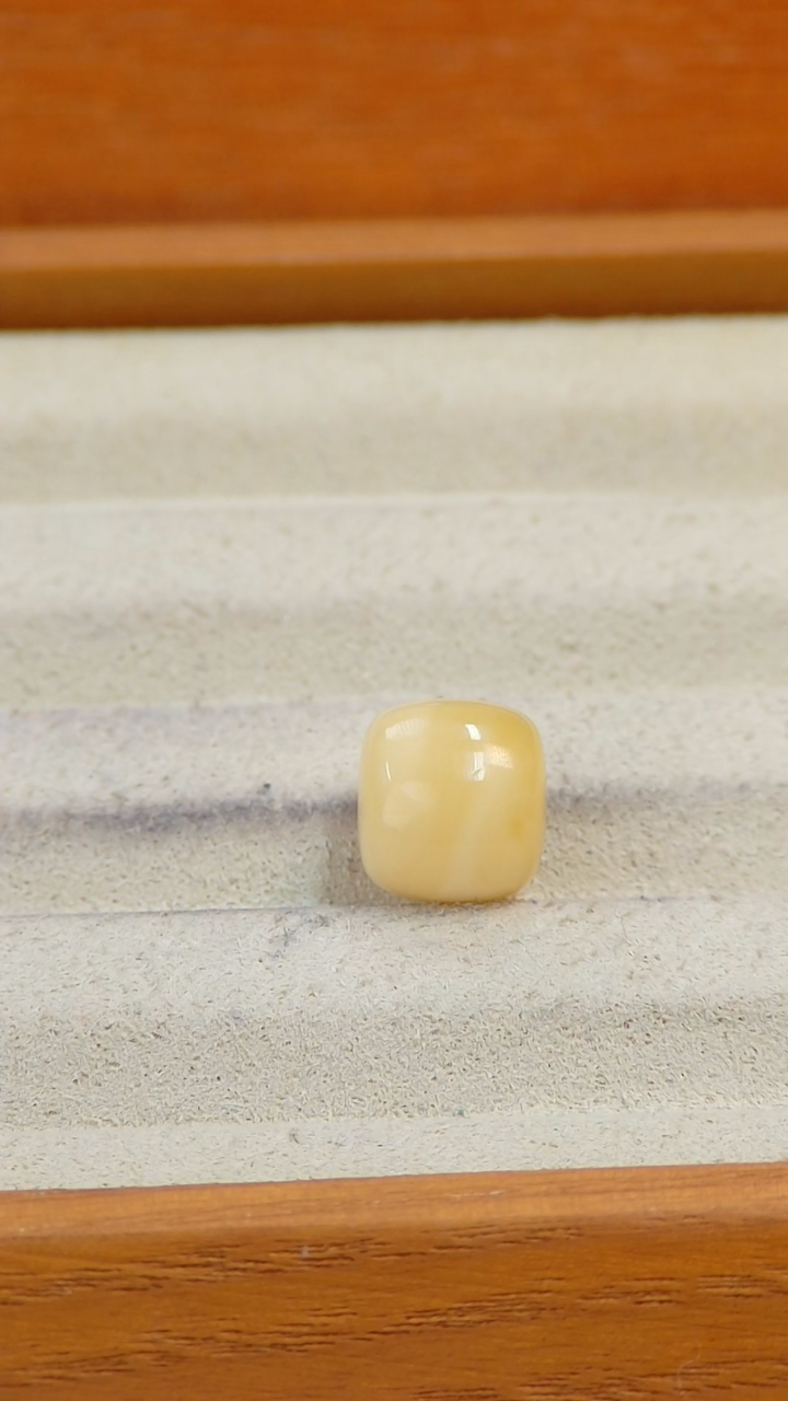 【闪购商品】蜜蜡裸石未镶嵌俄料微瑕11.2*10.2m0.873克