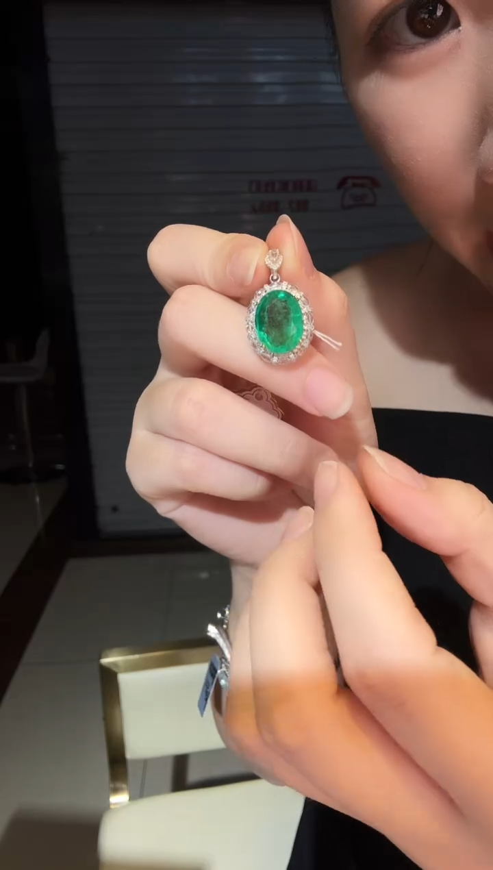 18K金镶嵌吊坠(不含链)祖母绿4.95ct
