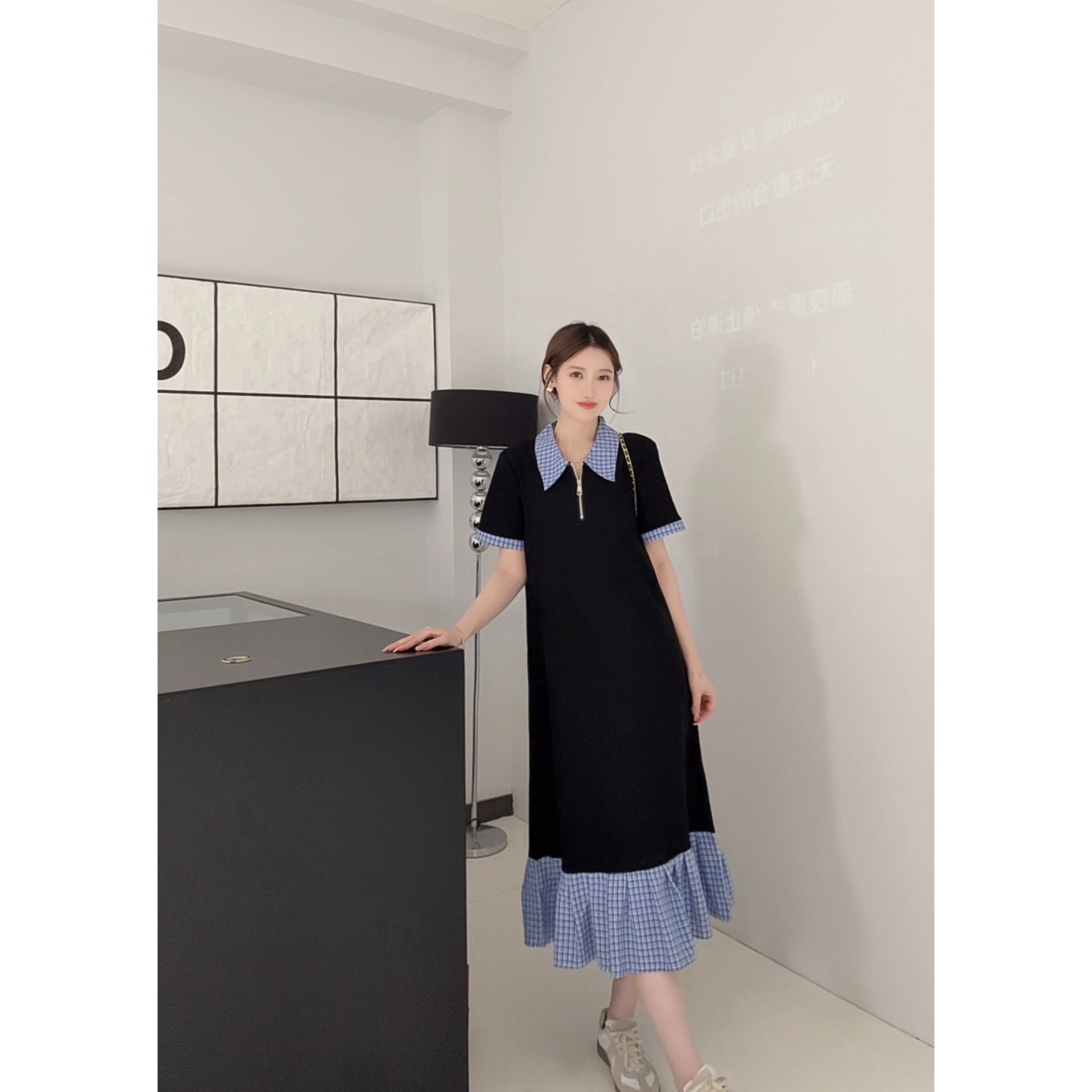 周老板/2025夏季新款撞色格纹拼接翻领短袖宽松连衣裙