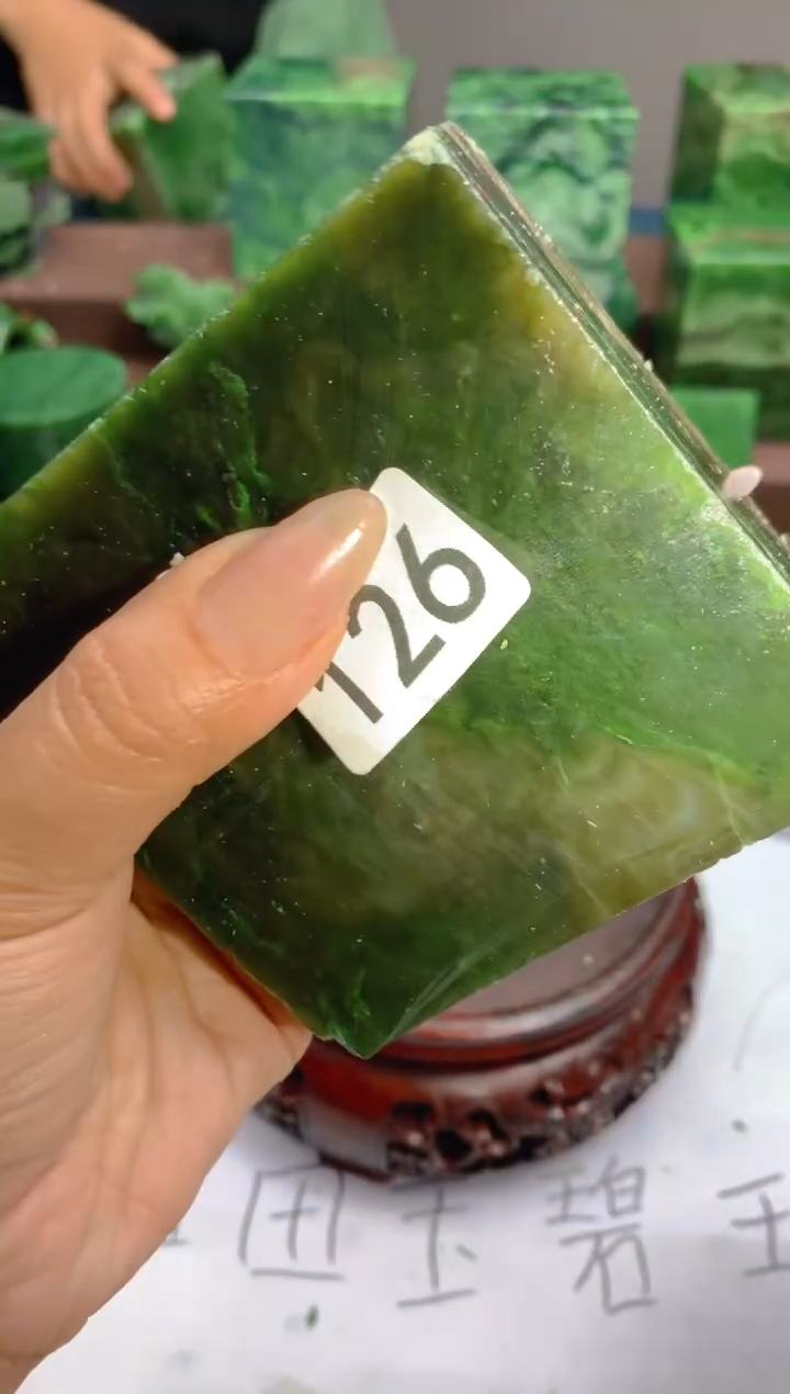 和田玉（碧玉）未镶嵌珠宝半成品1