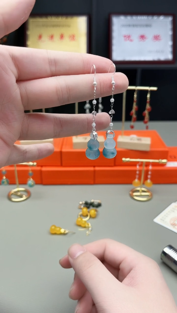 未镶嵌石英质玉（天山翠）耳钉流苏葫芦天山翠