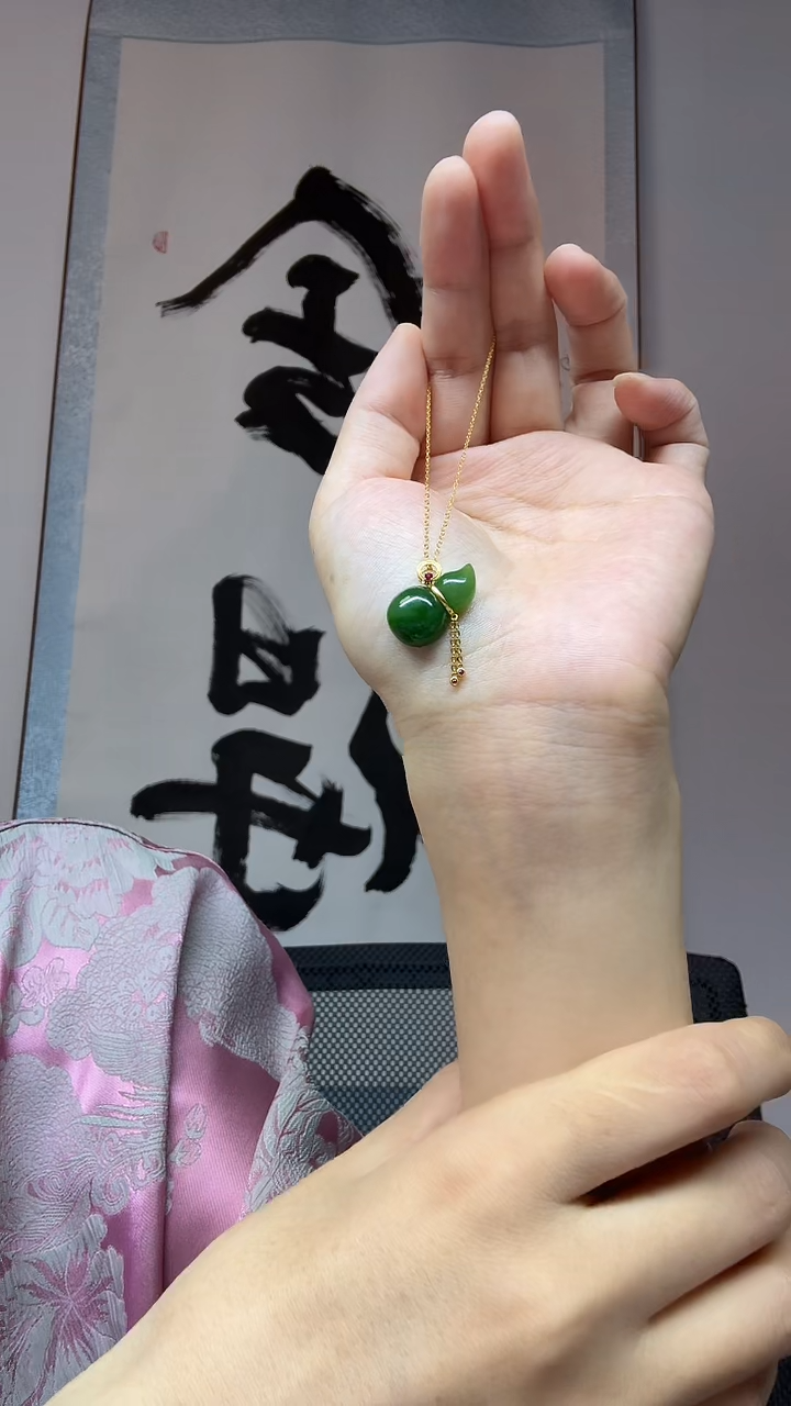 和田玉18K金镶嵌吊坠(不含链)俄罗斯碧玉菠菜绿葫芦