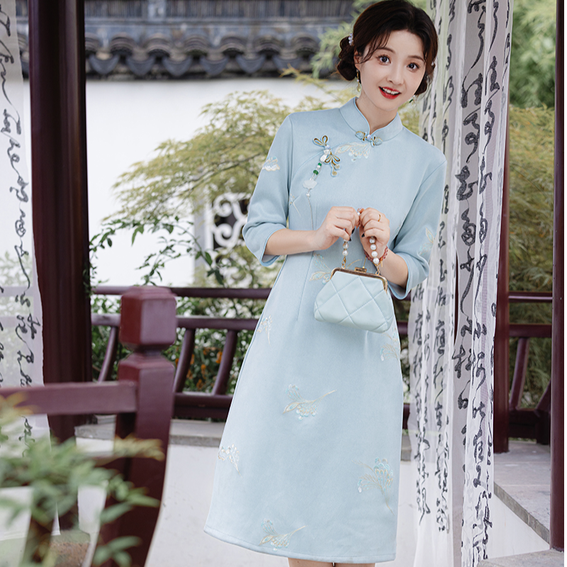 中长旗袍七分袖A版刺绣旗袍日常文艺秋冬季2025新款修身连衣裙女