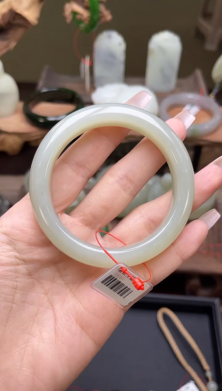 【闪购商品】和田玉手镯未镶嵌且末青白 56圈31302