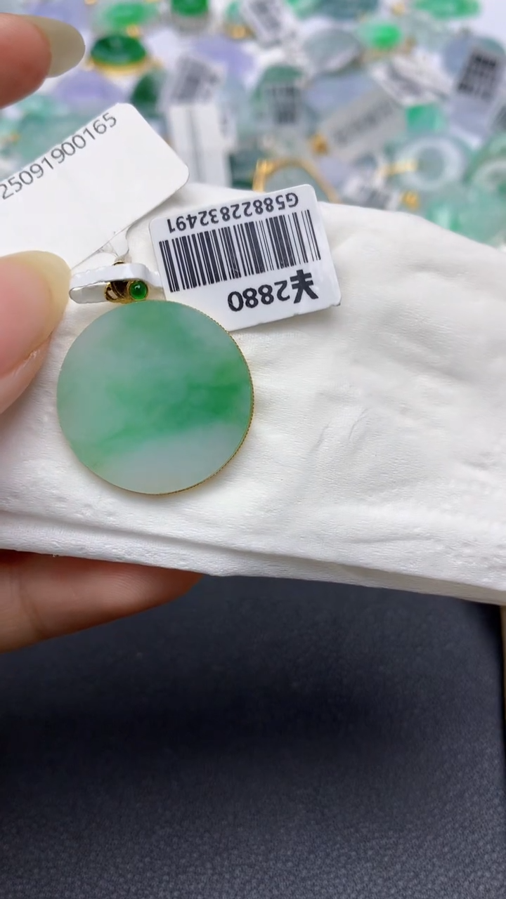 颈饰18K金镶嵌翡翠天然缅甸a货翡翠百元以上9元证书费自理