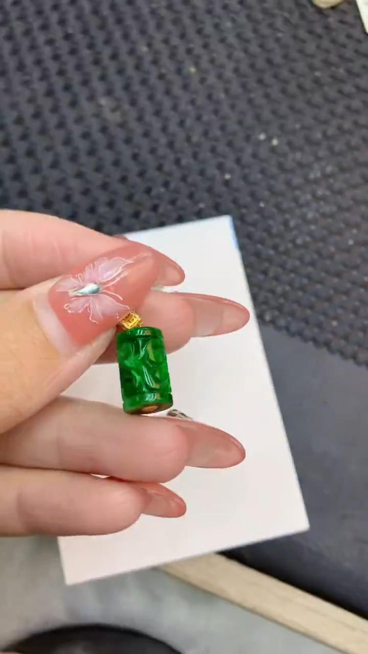 颈饰18K金镶嵌翡翠1