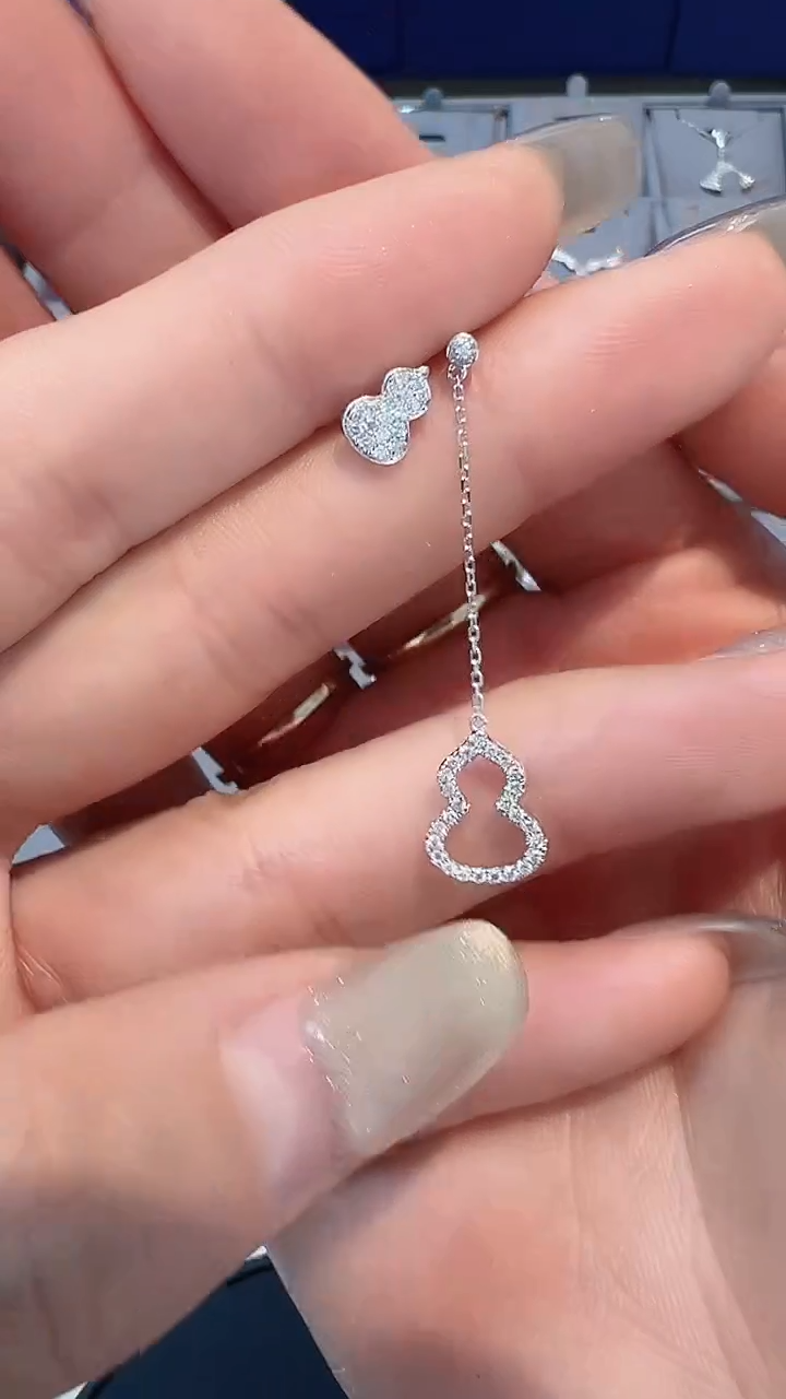 【闪购商品】钻石耳饰18K金镶嵌耳钉