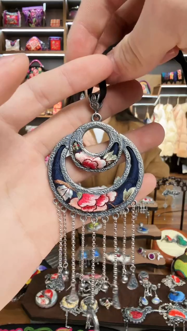 【闪购商品】织绣165蒙阿苏苗绣传承