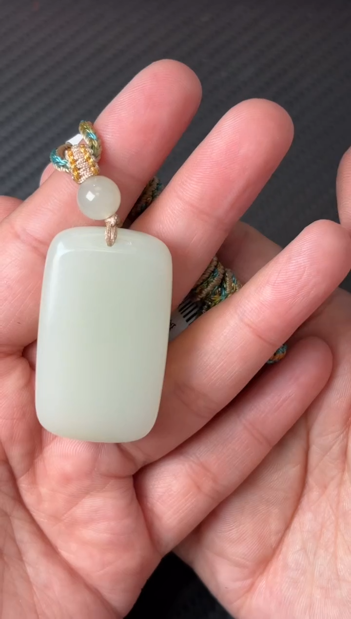 吊坠(赠链)未镶嵌和田玉且末微色差迪克兰一细