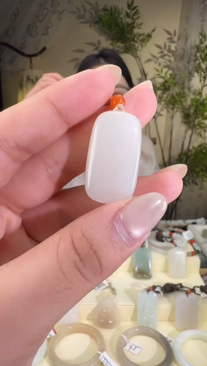 和田玉未镶嵌颈饰无事牌