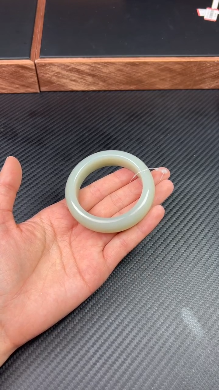 【闪购商品】和田玉手镯未镶嵌且末微色差近矿52