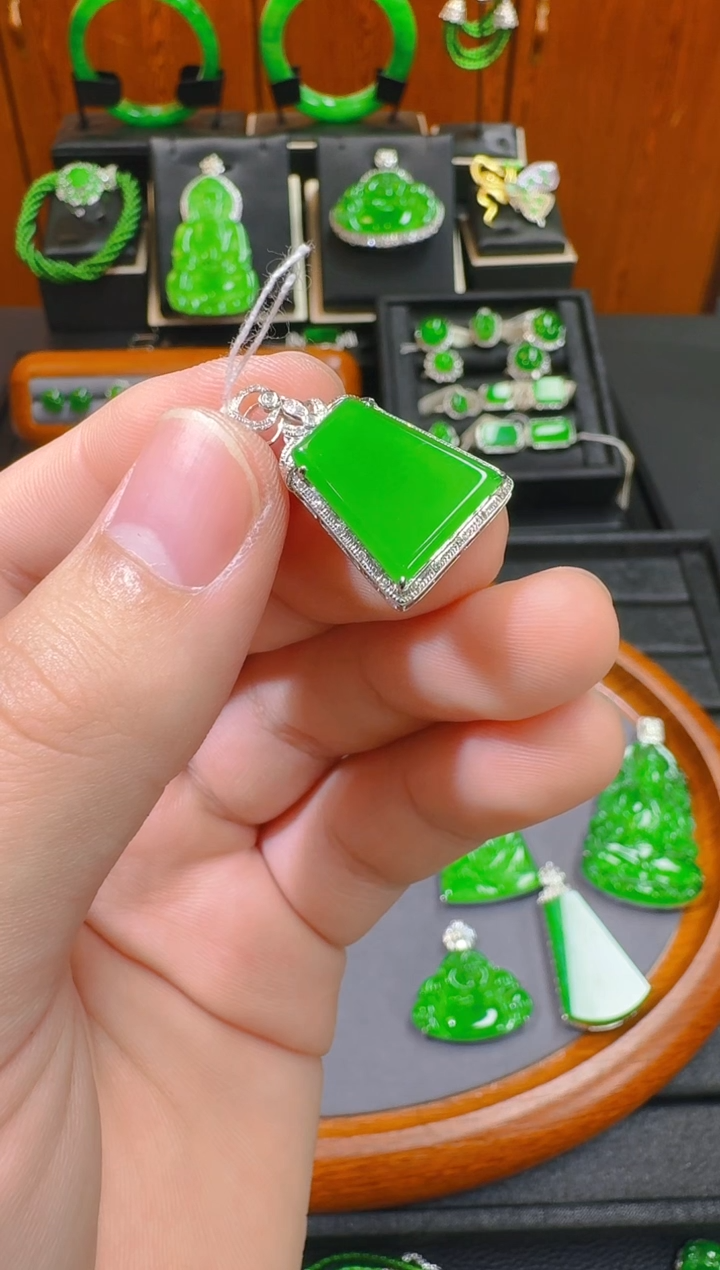 【闪购商品】翡翠吊坠(赠链)18K金镶嵌天然A货翡翠