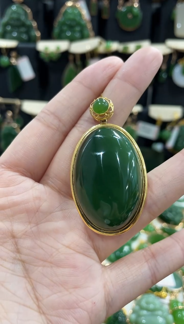 颈饰18K金镶嵌和田玉（碧玉）鸽子蛋
