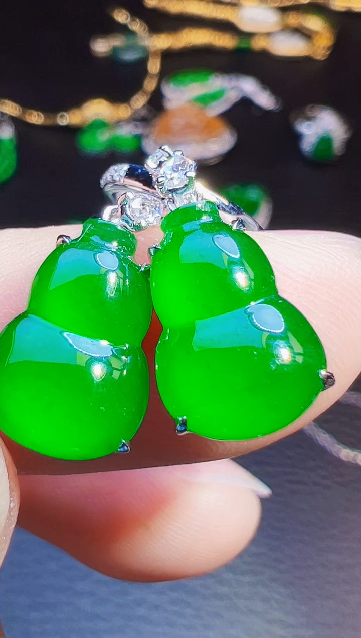 18K金镶嵌翡翠耳饰云***D翡翠