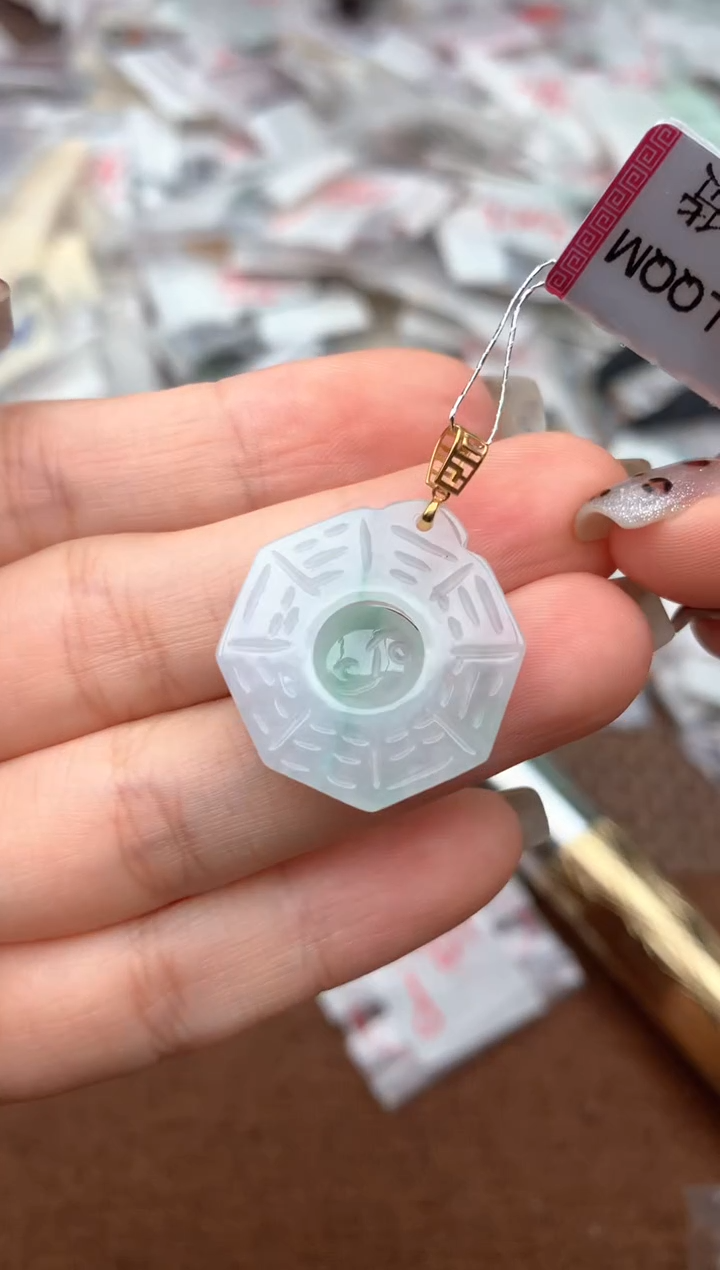 18K金镶嵌挂件翡翠—