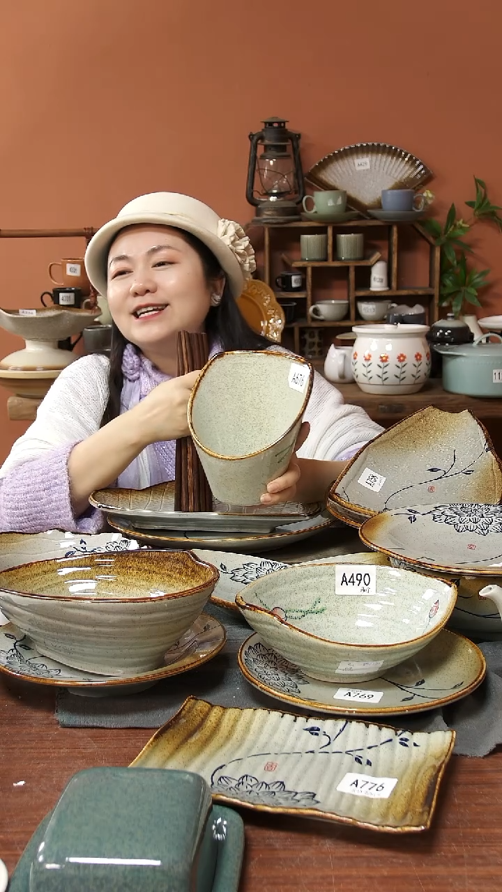 陶瓷A767 一只手绘蓝莲花帽子浅碗25*5微瑕