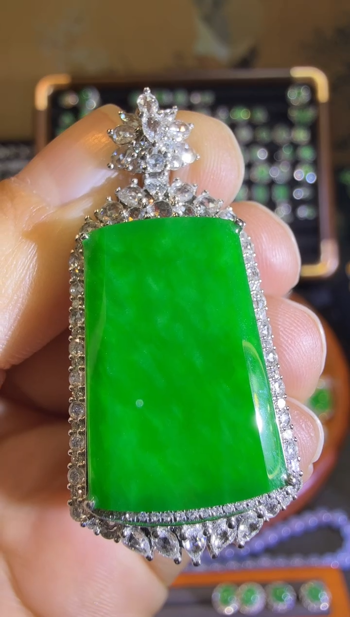 【闪购商品】翡翠吊坠(赠链)18K金镶嵌满绿正阳绿无事牌