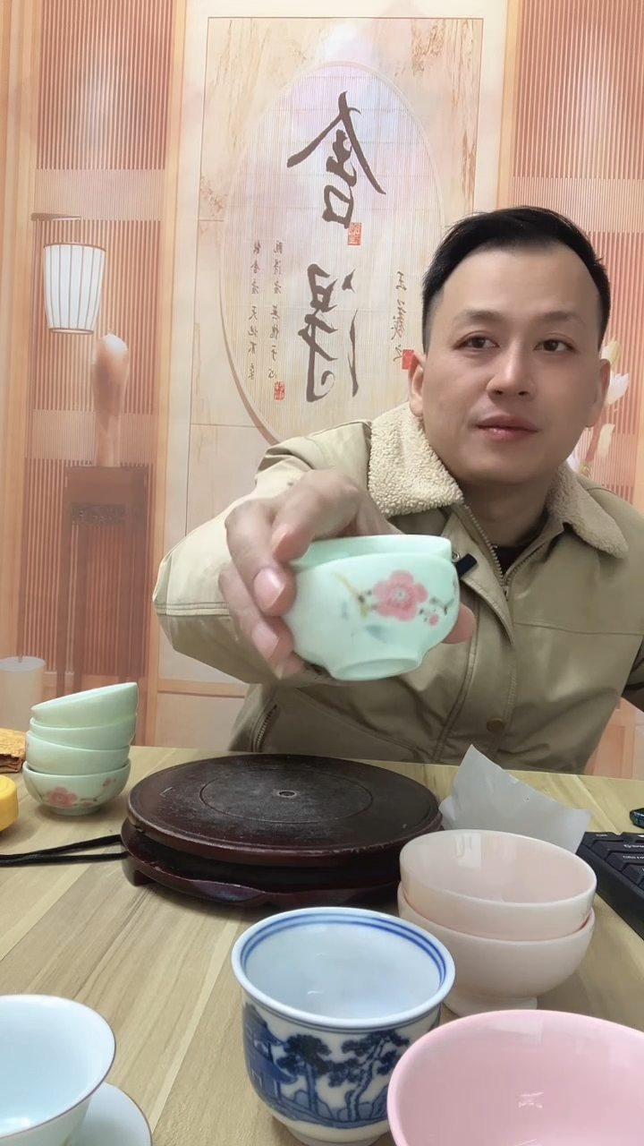 白瓷绿西西红梅普洱杯2个