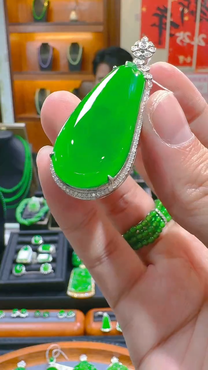 【闪购商品】翡翠吊坠(赠链)18K金镶嵌天然A货翡翠