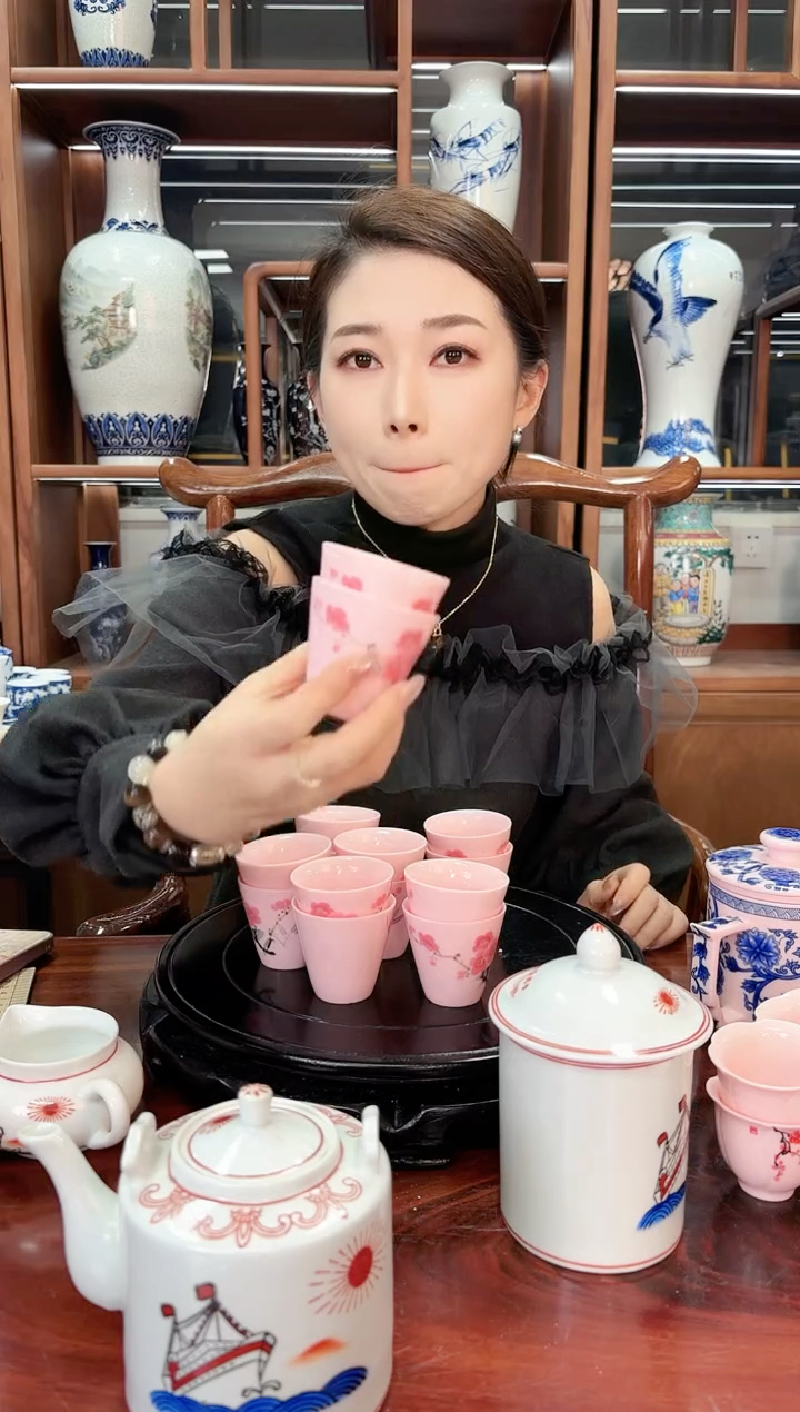 A46景德镇红稀稀翠竹红梅铃铛杯两只