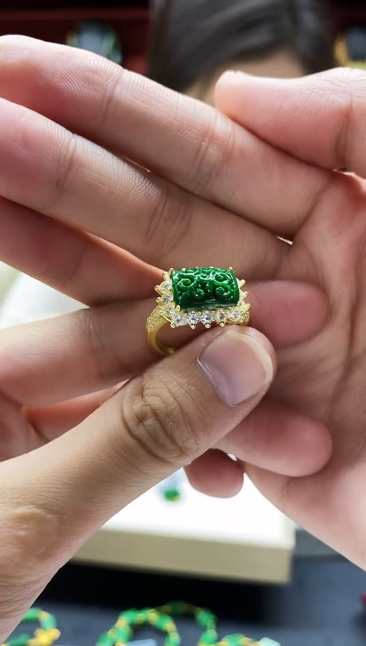 颈饰未镶嵌翡翠戒指