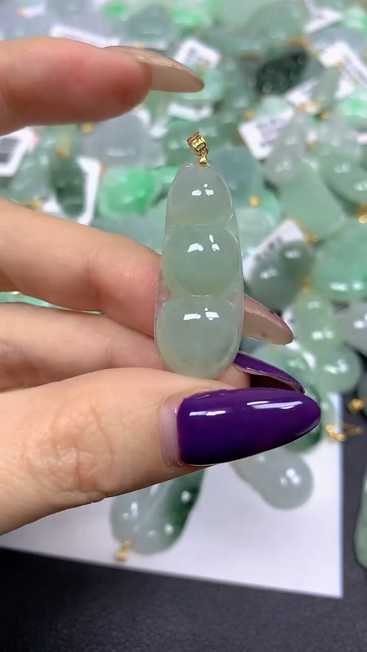 颈饰18K金镶嵌翡翠 