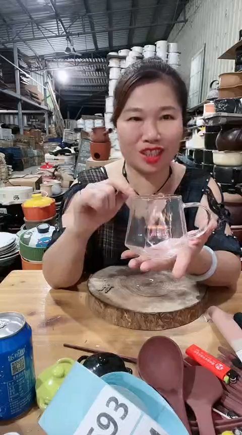瑕疵玻璃杯一个。。
