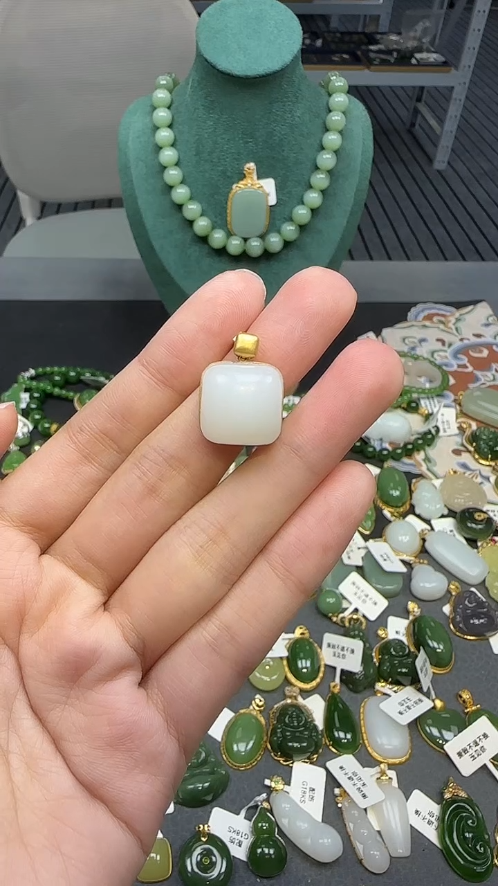 18K金镶嵌和田玉挂件1