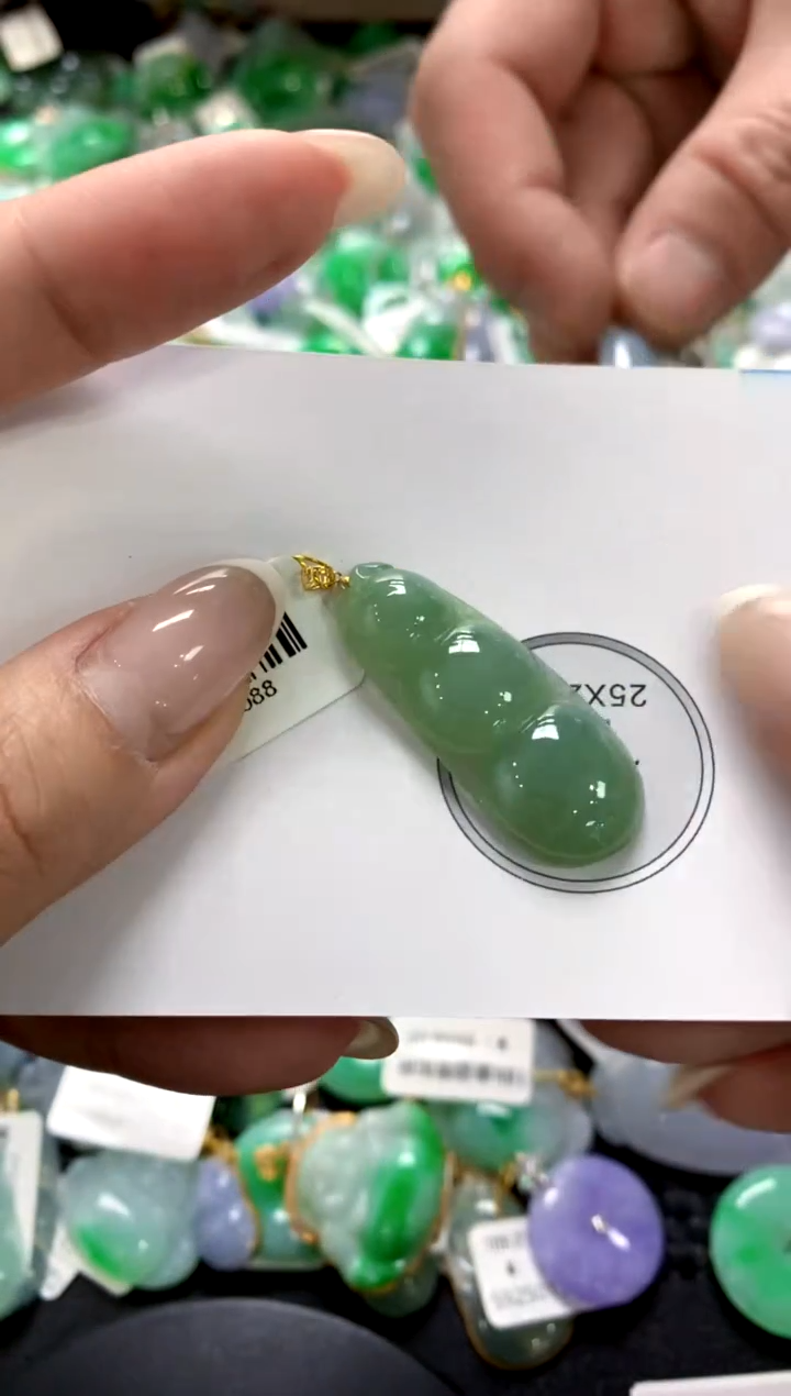 翡翠18K金镶嵌颈饰1111111111111111