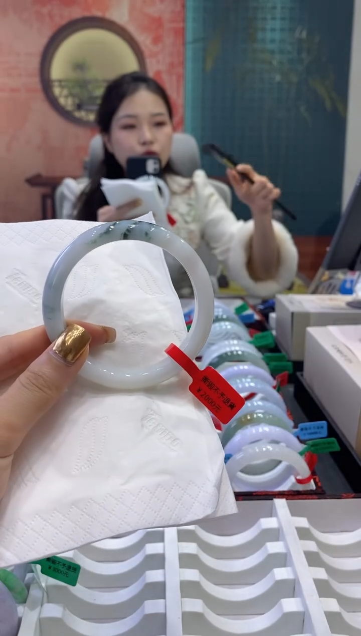 【闪购商品】翡翠手镯未镶嵌多人11734
