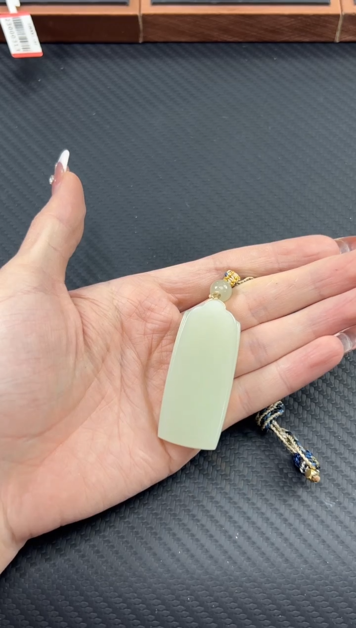 【闪购商品】和田玉吊坠(赠链)未镶嵌且末微色差迪克兰吊坠