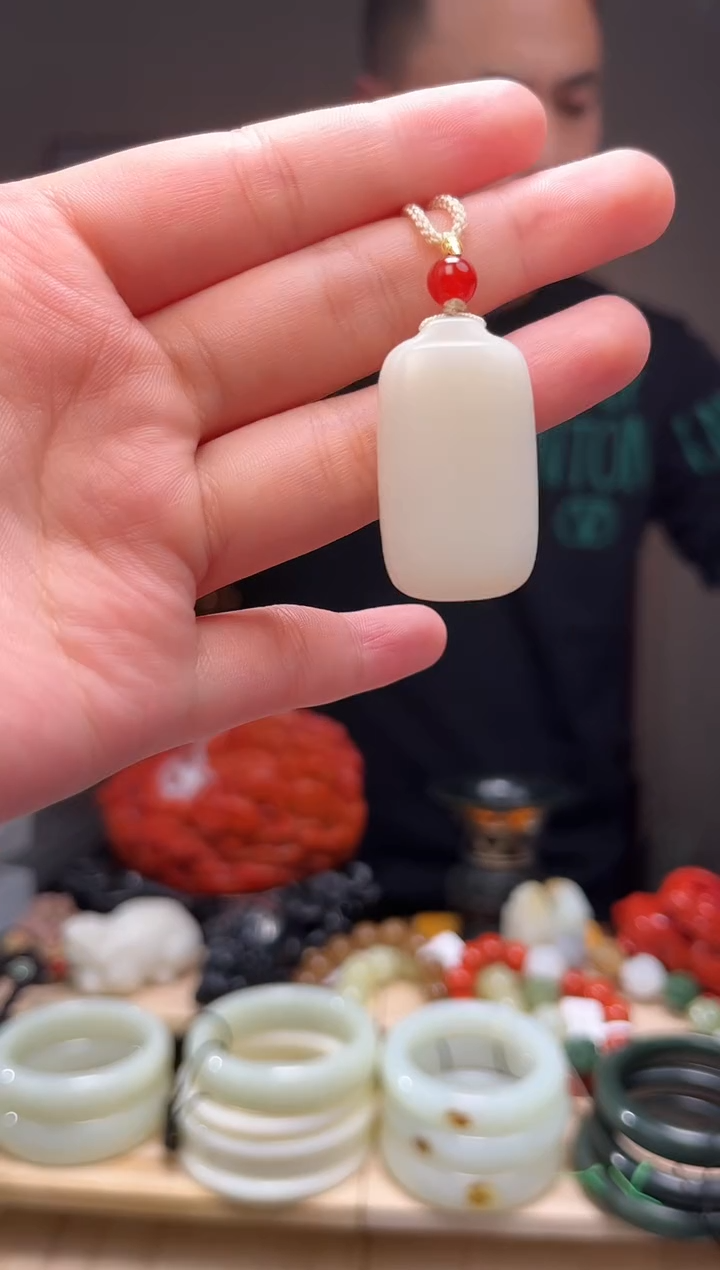 颈饰未镶嵌和田玉吊坠