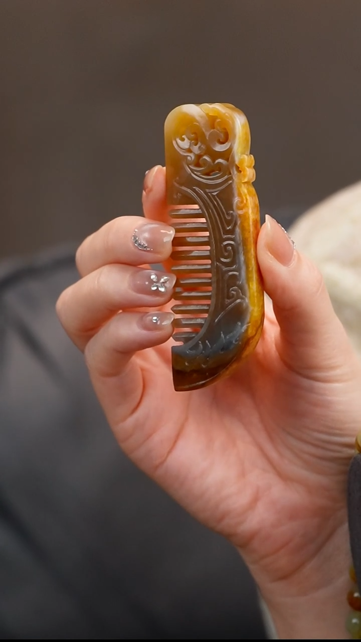 未镶嵌岫岩河磨玉（透闪石质玉）把件一梳百顺