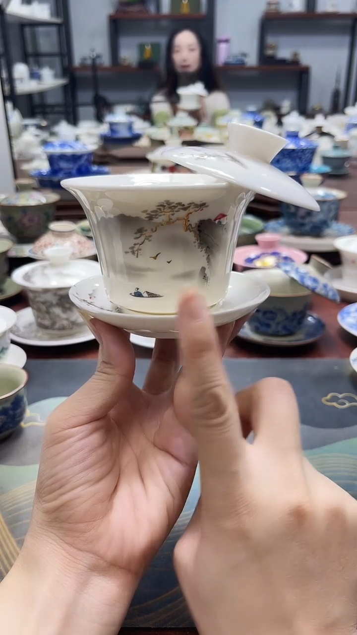 中号马蹄迎客松悬停盖碗
